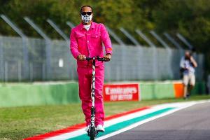 Lewis Hamilton beweist Mut zur Farbe.