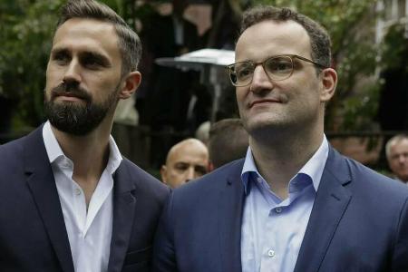 Jens Spahn (r.) und Daniel Funke wurden positiv auf Corona getestet.
