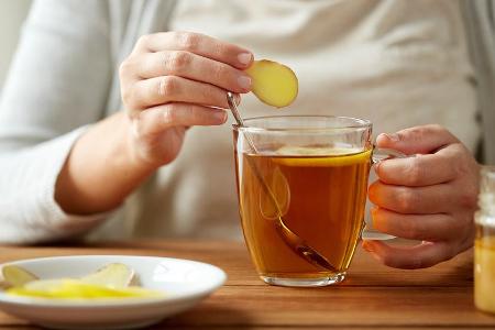 Frischer Ingwertee beugt Erkältungen vor.