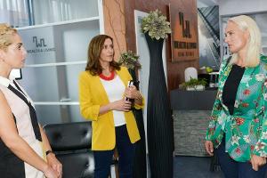 "GZSZ": Maren (r.) erklärt Nina (l.) und Katrin (Ulrike Frank), dass sie auch räumlich einen Neuanfang starten will