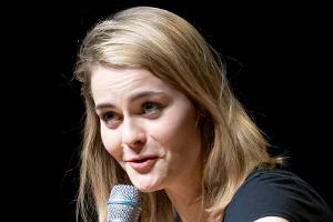 Hazel Brugger während eines Auftritts in Lübeck im Jahr 2019