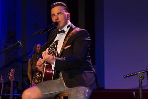 Andreas Gabalier sorgt dieses Jahr für Stimmung unterm Weihnachtsbaum.