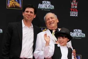 Ein Bild aus vergangenen, unbeschwerten Zeiten: Mel Brooks mit seinem Sohn Max und Enkel Henry Michael.