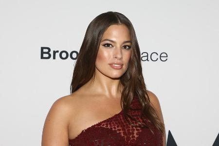 Ashley Graham zeigt sich beim Stillen