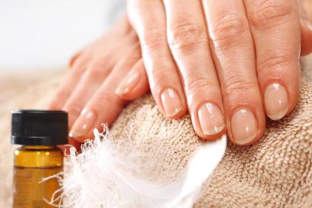 Starke Nägel brauchen ausreichend Vitamine und die richtige Pflege.