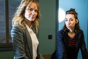 Das neue Schweizer Ermittlerinnen-Team: Isabelle Grandjean (Anna Pieri Zuercher, l.) und Tessa Ott (Carol Schuler)