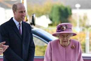 Queen Elizabeth II. und Prinz William in Porton Down.