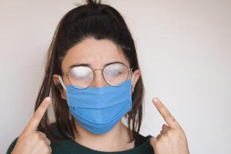 Viele Brillenträger verlieren beim Maskentragen den Durchblick.
