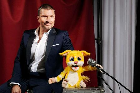 Hard Krüger jr. mit seiner Profisänger-Puppe in 