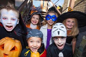 Können Kinder in Corona-Zeiten von Haus zu Haus ziehen?