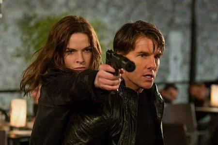 Ilsa Faust (Rebecca Ferguson) und Ethan Hunt (Tom Cruise) müssen sich den Weg freischießen.
