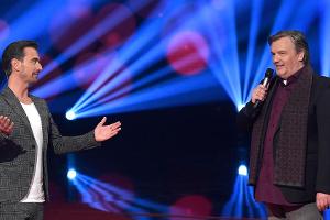 Hape Kerkeling (r.) bei Florian Silbereisen in "Silbereisen gratuliert: Das große Schlagerjubiläum!".