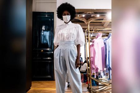 Ein Model der Prune-Goldschmidt-Show auf der Paris Fashion Week