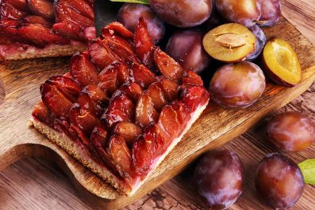 Zwetschgenkuchen ist ein beliebter Gaumenschmaus im Herbst