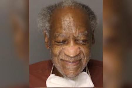 Aktuelles Foto: Bill Cosby mit Maske und einem angedeuteten Lächeln.