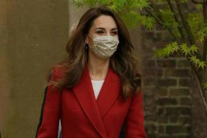 Herzogin Kate im Alexander-McQueen-Mantel in London.