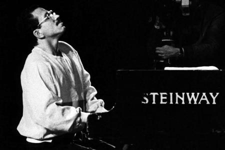 Keith Jarrett in jüngeren Jahren bei einem Konzert im Jahr 1986