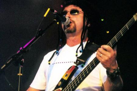 Tony Lewis während eines Auftritts im Jahr 2001.