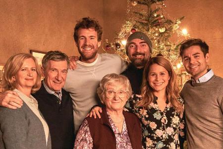 Luke Mockridge (3.v.l.) feiert in 