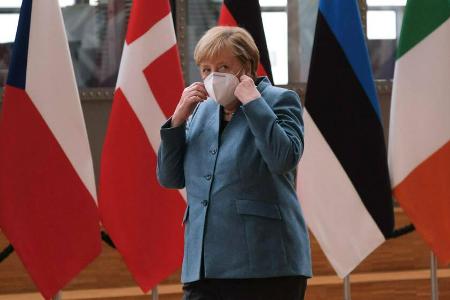 Bundeskanzlerin Angela Merkel mit Schutzmaske