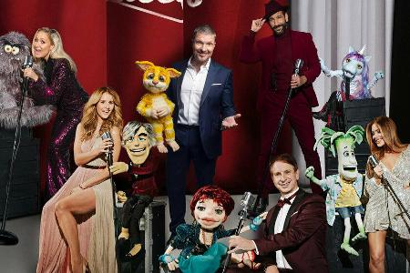 Die Promis posieren mit ihren plüschigen Duett-Partnern.