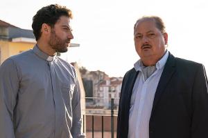 "Der Lissabon-Krimi: Zum Schweigen verurteilt": Silva (Jürgen Tarrach) verteidigt Padre Chrístovao Lima (Timur Isik)