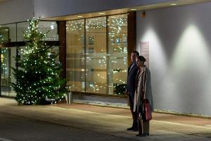 "Das Verhör in der Nacht": Thomas (Charly Hübner) fängt Judith (Sophie von Kessel), die auf ein Taxi wartet, vor dem Hotel a...