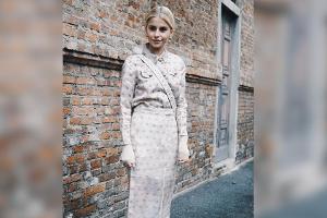 Influencerin Caro Daur ganz in Weiß.