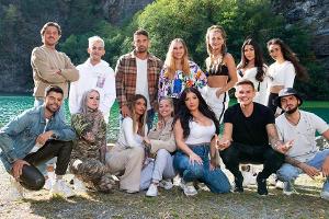 Diese Promi-Paare finden sich vor einer idyllischen Bergseekulisse für die "#CoupleChallenge" wieder.