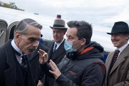 Christian Schwochow (mit Maske) führt bei der Verfilmung von 