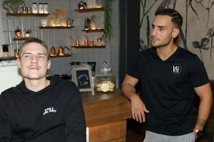 "GZSZ": Moritz (l.) will seinen erfolgreichen Deal mit Nihat feiern.