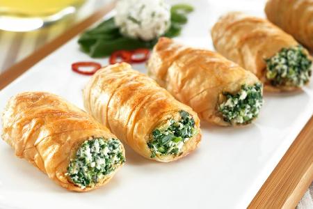 Eine Strudelrolle mit Spinat, Feta und Pinienkernen ist das perfekte Gericht für herbstliche Abende.