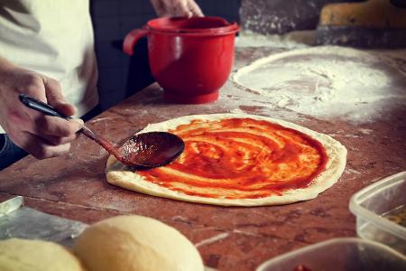 Selbstgemachter Pizzateig benötigt eine lange Gehzeit