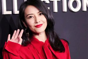 Gao Yuanyuan zeigt bei der Show von Michael Kors, wie die Schluppenbluse perfekt zur Geltung kommt.