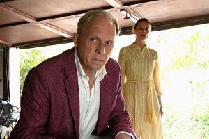 "Tatort: Die Ferien des Monsieur Murot": Murot (Ulrich Tukur) und Monika Boenfeld (Anne Ratte-Polle)