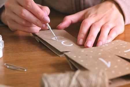 Selbstgemachte Adventskalender erfreuen sich jedes Jahr großer Beliebtheit.