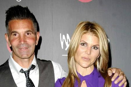 Befinden sich inzwischen beide wegen des Uni-Bestechungsskandals hinter Gittern: Mossimo Giannulli und Ehefrau Lori Loughlin.