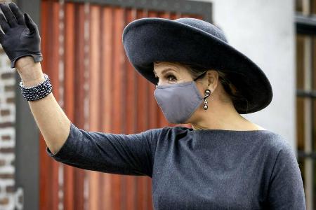 Königin Máxima weiß, wie man Maske trägt.