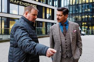 "Falk: Ehehygiene": Falk (Fritz Karl, r.) kann Herrn Kirchhof (Felix Vörtler) mit seinen Argumenten überzeugen