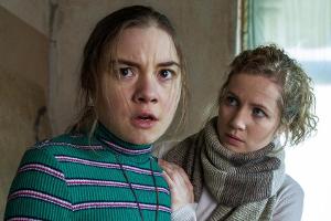 "Tatort: Parasomnia": Leonie Winkler (Cornelia Gröschel) tröstet Talia (Hannah Schiller), die vor Angst erstarrt ist