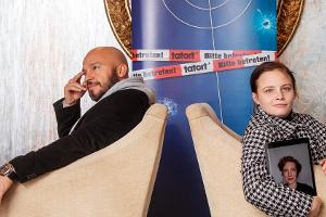 "Tatort: Neugeboren" (AT) - Leseprobe: Dar Salim, Jasna Fritzi Bauer, Luise Wolfram (auf dem Tablet).