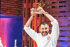 Jochen Schropp freut sich über seinen Sieg bei "MasterChef Celebrity".