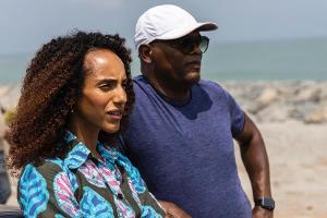 Afua Hirsch und Samuel L. Jackson in der Doku-Serie "Enslaved - Auf den Spuren des Sklavenhandels".