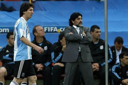 Lionel Messi (li.) nimmt Abschied von Diego Maradona.