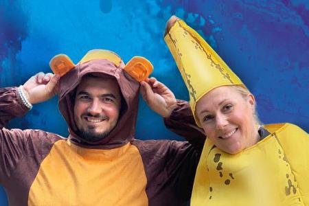 Bettina Wulff verkleidete sich für den Karnevalsverein als Banane, neben ihr ihr Podcast-Mitstreiter Nico Röger als Bär.