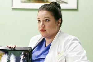 "Alles was zählt": Vanessa ist alarmiert, als sie in Yannicks Brust einen Splitter feststellt