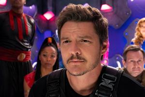 Pedro Pascal (Mitte) sieht in "We Can Be Heroes" der Gefahr als Superheld ins Auge.
