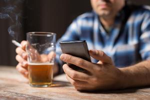 Langeweile und Stress können den Konsum von Zigaretten und Alkohol fördern.