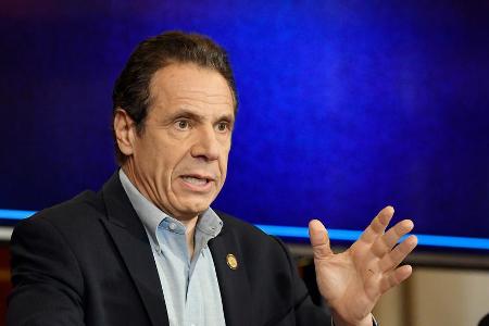 Der Gouverneur von New York, Andrew Cuomo, erhält einen Emmy Award.