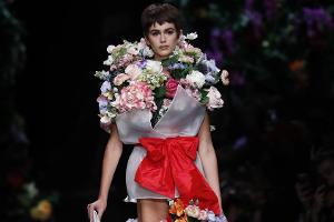 Bei der Show von Moschino lief Kaia Gerber in einem floralen Ensemble über den Laufsteg